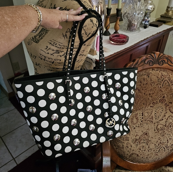 New-MK JetSet Studded Tote 🖤🤍 - Picture 4 of 16